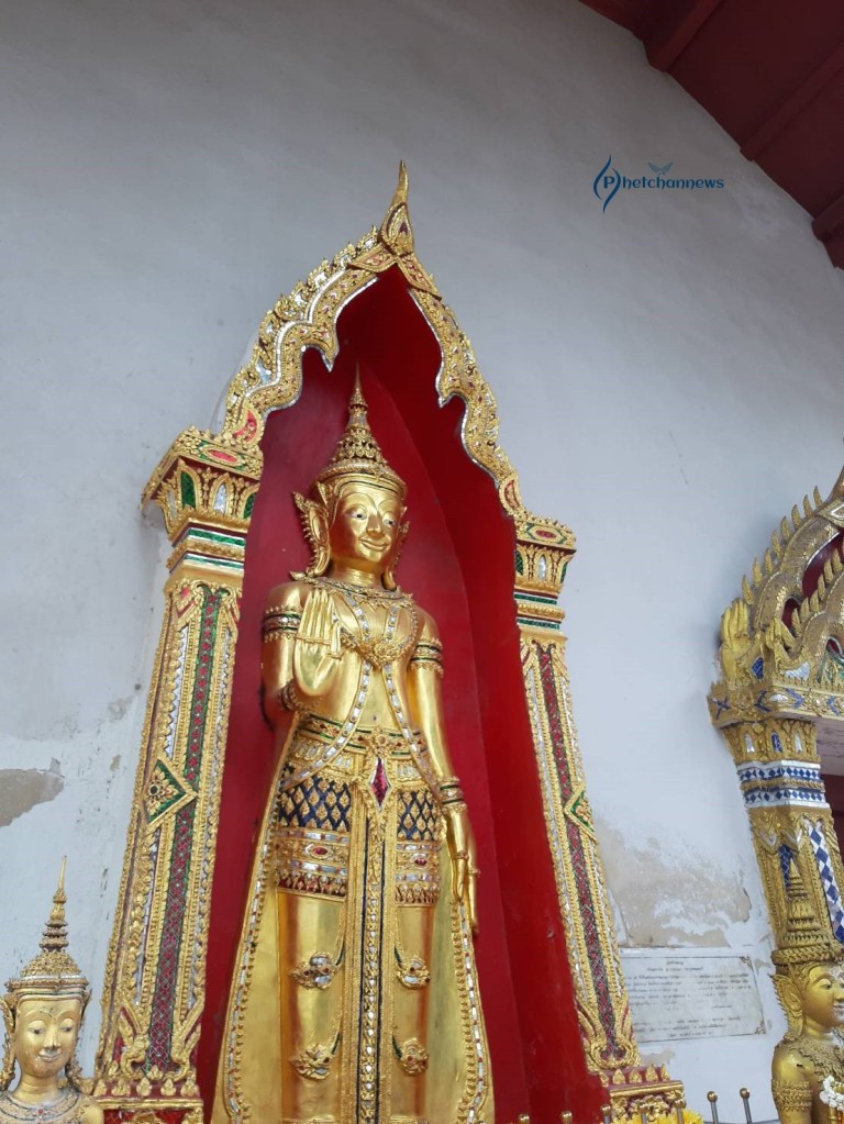 มีโอกาสได้ไปกราบสักการะ “หลวงพ่อเก้า” พระพุทธรูปทรงเครื่องศิลปกรรมสมัยอยุธยา ซึ่งประดิษฐานอยู่ที่ด้านหน้าพระอุโบสถ วัดค้างคาว จ.นนทบุรี